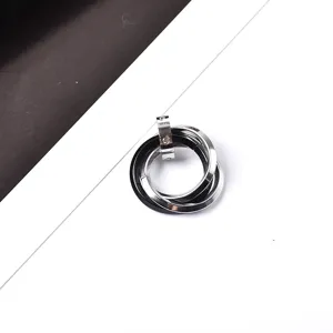 Vista detallada del colgante de collar para hombre en acero de titanio con tres anillos entrelazados.