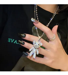 Detailaufnahme einer Strass Teddybär Anhänger Halskette mit glitzernden Kristallen auf Doppelkette.
