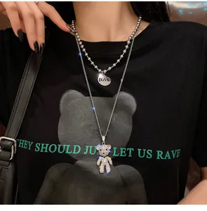 Nahaufnahme der zweilagigen Strass Bär Halskette für Damen, trendiger Streetwear Schmuck.