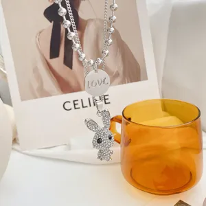 Dubbellaagse roestvrijstalen ketting met sprankelende kristallen konijnenhanger voor dames.