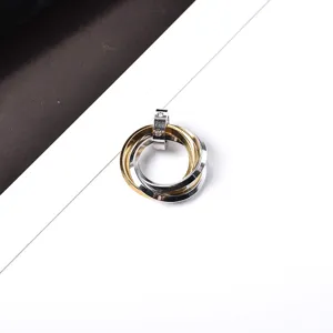 Detalle en primer plano del colgante de acero de titanio con anillos entrelazados finos.