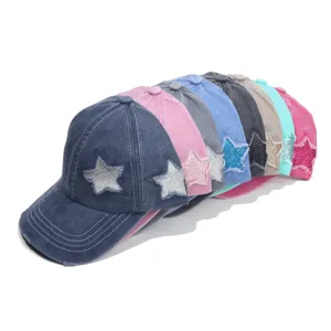 Close-up detail van vintage gewassen denim baseballcaps met glinsterende pailletten sterren.
