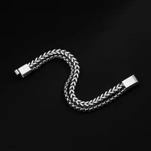 Gedetailleerde close-up van de heren roestvrijstalen dubbele gevlochten armband met magneetsluiting.