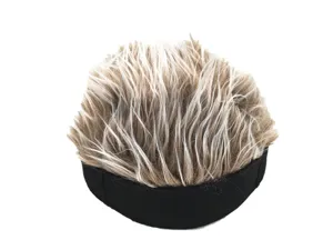 Grappig pruikmuts detail, zwarte meloenhoed met blond stekelhaar, streetwear