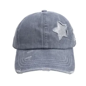 Stijlvolle denim honkbalpet met glinsterende pailletten ster en gerafelde randdetails.