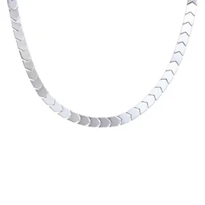 Heren titanium staal chevron ketting collier, stijlvol geometrisch driehoek ontwerp.