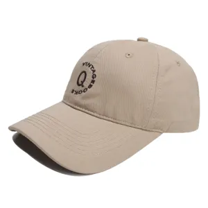 Khaki katoenen honkbalpet met geborduurde vintage letters, zachte casual stijl pet.