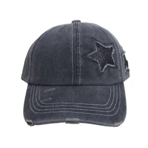 Vintage gewassen denim baseballcap met glinsterende ster patch en distressed rand voor dames.