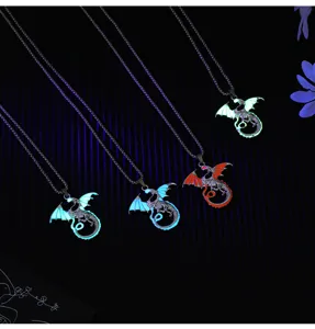 Collar con colgante de dragón de llama luminoso, joyería de fantasía brillante para parejas.