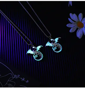 Detalles del collar con colgante de dragón luminoso, diseño brillante en la oscuridad, joyería.