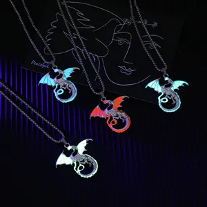 Vintage Luminoso Dragón de Fuego Colgante Collar Cadena de Acero de Titanio Aleación Dragón Collar Glow In The Dark Suéter Cadena para Hombres Mujeres Punk Joyería