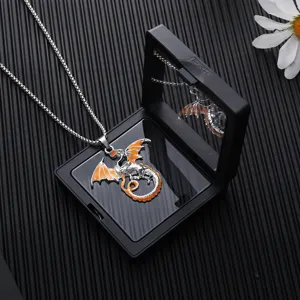 Impresionante collar con colgante de dragón plateado y naranja con cadena a juego.