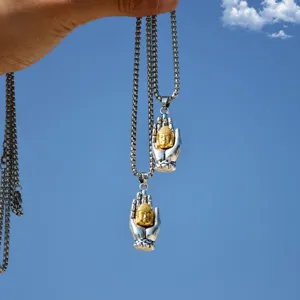 Vista detallada del collar con colgante de aleación de mano y cabeza de Buda retro de doble cadena.