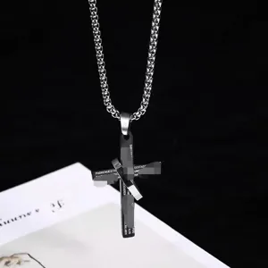 Collier pendentif croix en acier inoxydable style hip-hop punk pour hommes et femmes détail