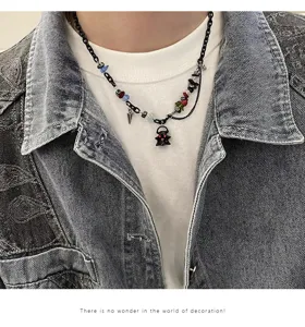 Vue rapprochée d'un collier de chaîne en métal punk gothique avec un pendentif fantôme.