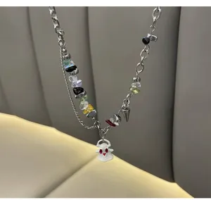 Vue détaillée du collier tendance avec pendentif fantôme, pierres colorées et chaîne.