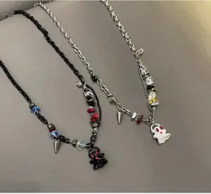 Collier pendentif fantôme style punk détail, chaîne en métal avec perles, bijoux mode.