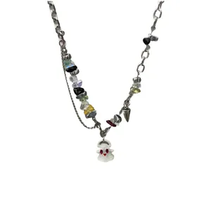 Collier pendentif fantôme style punk avec des cristaux colorés et chaîne en métal argenté.