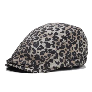 Nahaufnahme der Retro-Leopardenmuster-Schiebermütze mit stilvollem seitlichen Riemen.