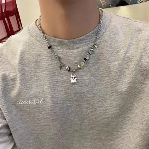 Collier de chaîne en métal tendance avec un pendentif fantôme blanc et des perles colorées.