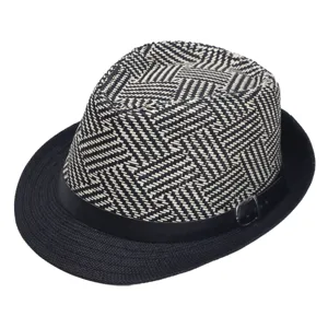 Detailopname van de zwart-witte gevlochten fedora hoed met een lederen riem en metalen gesp.