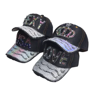 Handgemaakte strass denim honkbalpet met fonkelende letters en kroon detail voor dames.
