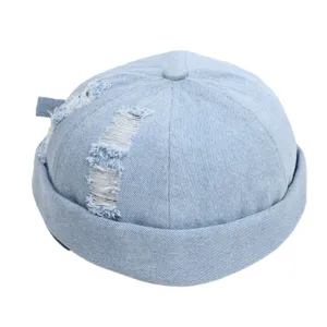 Lichtblauwe denim docker pet, versleten retro watch cap, stijlvolle hippe hip-hop zeemansmuts.