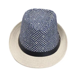 Gedetailleerde close-up van de vintage blauw geweven fedora hoed met beige rand en zwarte band.