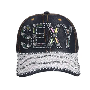 Zwarte denim honkbalpet voor vrouwen met strass SEXY letters en mooie glanzende klep.