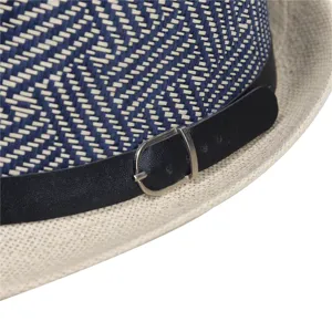 Detail van retro geweven fedora hoed voor heren, blauw-wit patroon met zwarte riem en gesp.