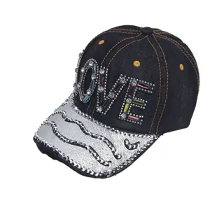 Zwarte denim honkbalpet detailweergave met fonkelende strass steentjes en glitterende rand.