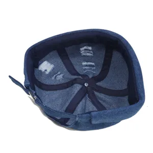 Detailweergave van stijlvolle blauwe denim docker cap, randloze retro schedelmuts voor heren.