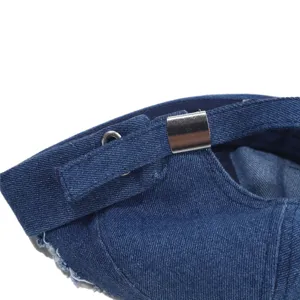 Close-up detail van blauwe denim miki muts met metalen gesp verstelbare streetwear pet