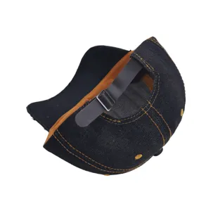 Zwarte denim honkbalpet detailweergave met verstelbare band en contrasterende stiksels.