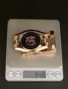 Vue détaillée de la boucle de ceinture automatique dorée avec motif dragon et finition métal.