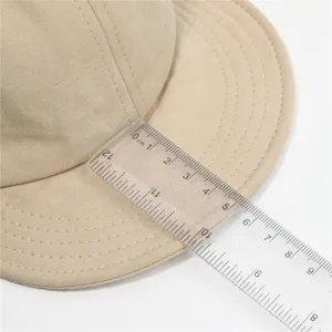 Japanse vintage honkbalpet met korte rand in khaki, zachte top casual hoed detail.