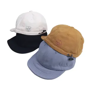 Details van de Japanse retro baseballcap met korte rand, katoenen stof, verstelbare band.