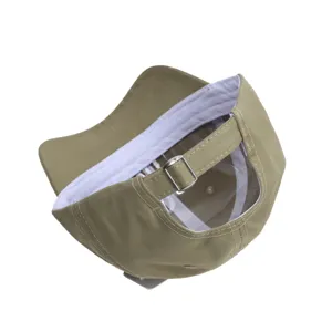 Stijlvolle khaki baseball pet detail achterkant aanzicht met verstelbare metalen gesp.
