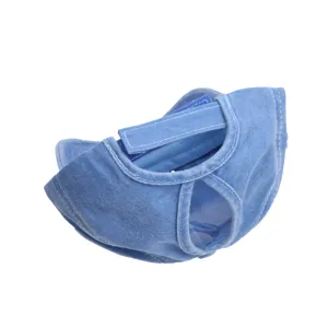 Gedetailleerd overzicht van de blauwe denim baseballpet met paardenstaart opening achteraan.