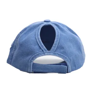 Blauwe denim honkbalpet met paardenstaartgat en verstelbare band, vintage gewassen casual hoed.