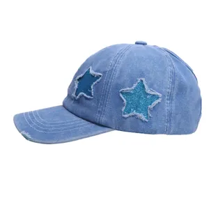 Blauwe denim honkbalpet met glinsterende ster, stijlvol gedetailleerd zijgezicht.