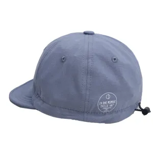 Retro honkbalpet met korte rand in grijs-blauw, zachte kroon en verstelbaar koord.