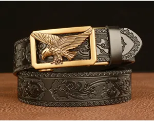 Primo piano della cintura in pelle da uomo con rilievo intricato e fibbia ad aquila dorata.