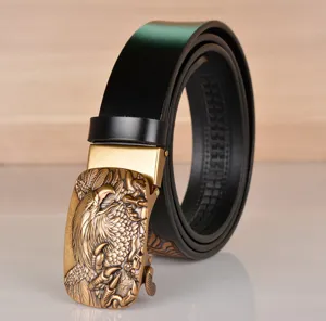Vista dettagliata della cintura in pelle da uomo con fibbia d'aquila ed elegante cinturino.
