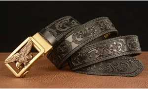 Cintura in pelle goffrata vintage da uomo con fibbia automatica ad aquila dorata.