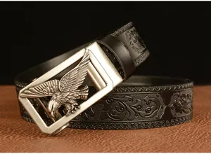 Primo piano dettagliato della cintura in pelle vintage con fibbia ad aquila metallica.