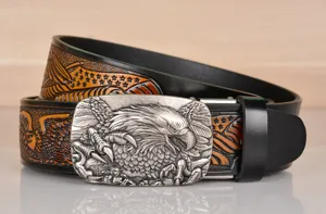 Elegante cintura da uomo in vera pelle con fibbia dettagliata ad aquila 3D e motivo in rilievo.