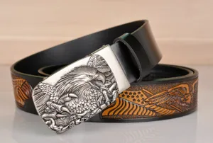 Cintura da uomo in pelle casual con fibbia con aquila in rilievo e motivo elegante.