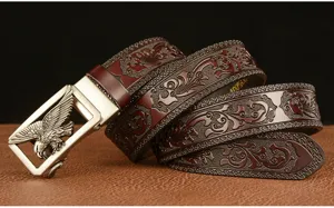 Vista di dettaglio cintura in vera pelle uomo con stampa vintage e fibbia aquila metallo.