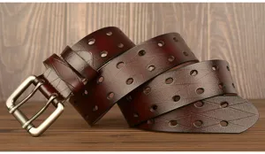 Cintura da uomo in pelle marrone classica con fibbia a doppio ardiglione e fori.